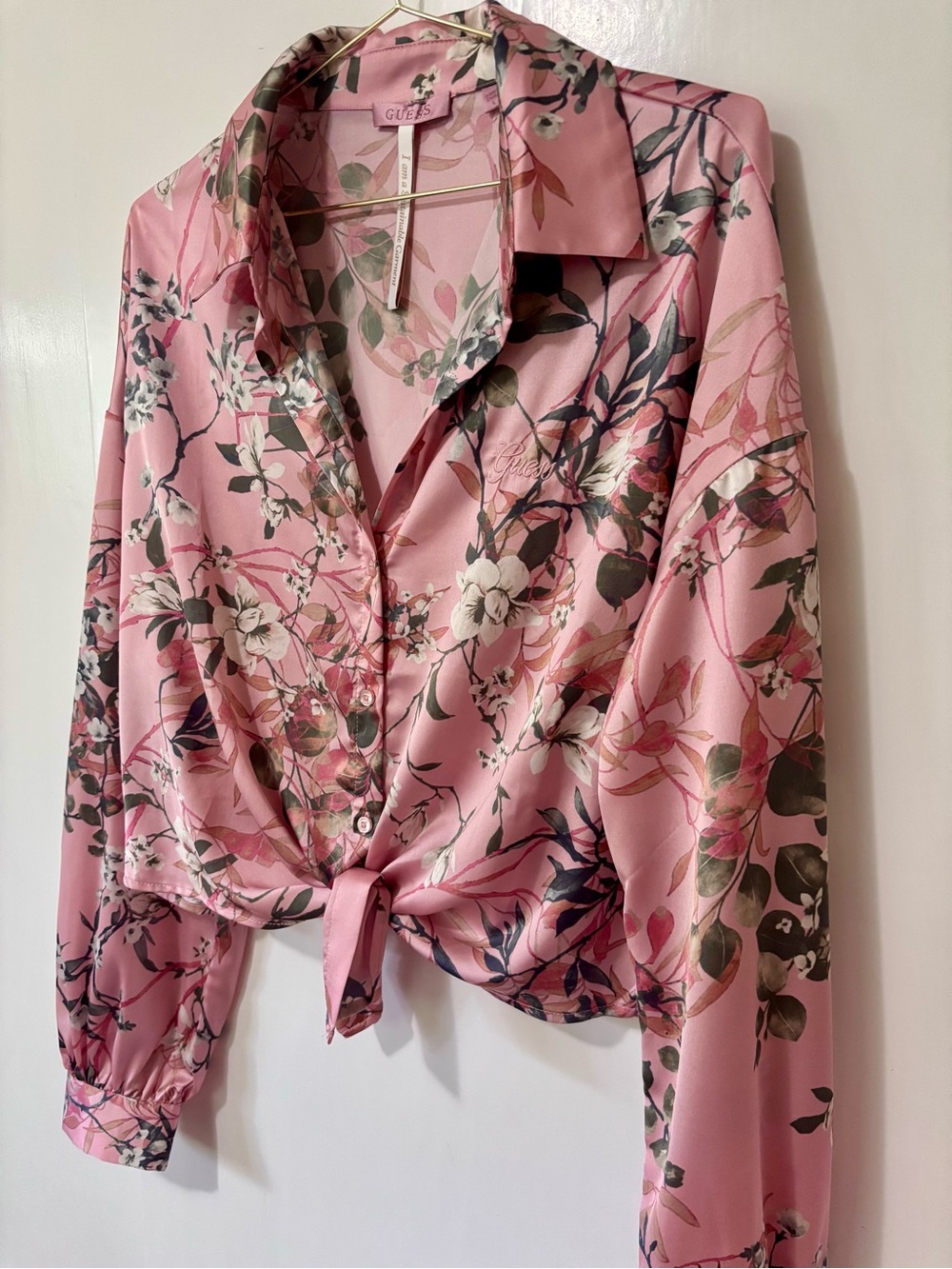 Guess| ‘Jun’ Pink Floral Satin Tie-Front Cropped Button Down Shirt Sz L - Picture 3 of 8